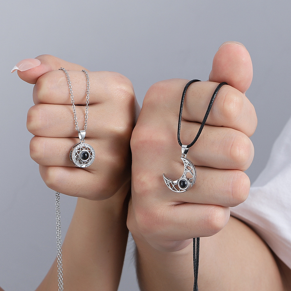 Magnetic Couple Matching Necklaces - 2개 세트 자석 커플 매칭 목걸이